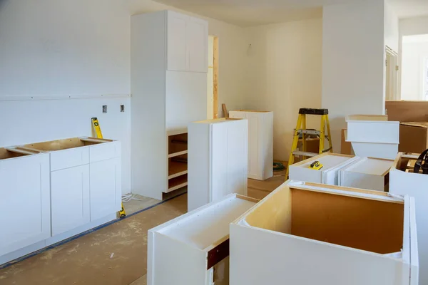 새로운 부엌 찬장에 설치 된 가정 개선 주방 전망 — 스톡 사진