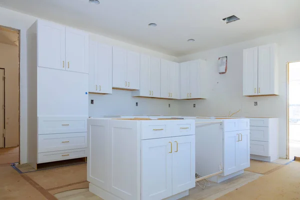 Vista de la cocina de mejora del hogar instalado en un nuevo gabinete de cocina — Foto de Stock