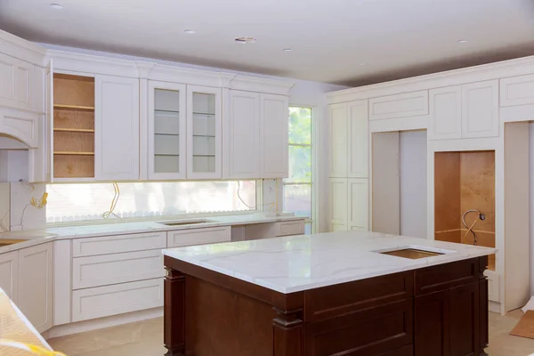 Construção de design de interiores de uma cozinha com fabricante de gabinete de instalação personalizada — Fotografia de Stock