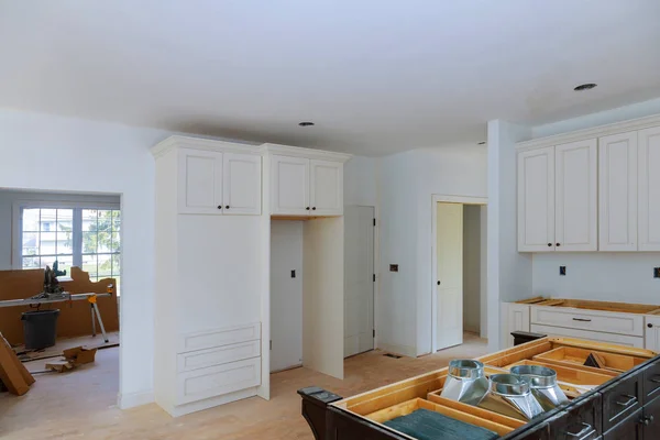 Interior desain konstruksi dapur dengan di rumah penambahan kabinet baru — Stok Foto