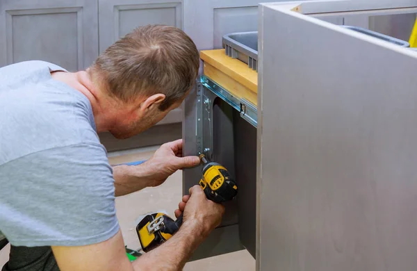 Cajones instalados cubo de basura con frente para cajón interior para objetos pequeños — Foto de Stock