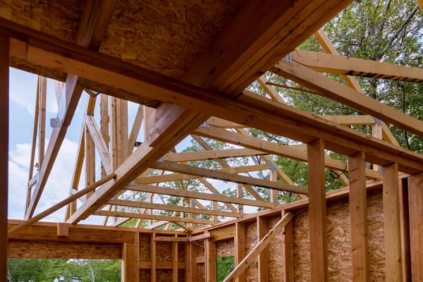 Buscando vigas de nueva construcción bajo un cielo azul claro con luz solar — Foto de Stock