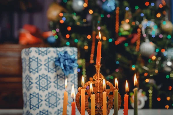 Menorah geleneksel şamdanlar ve yanan mumlar ile Yahudi tatil Hanukkah — Stok fotoğraf