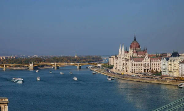 Vacker utsikt över det ungerska parlamentet i Budapest, Ungern. — Stockfoto
