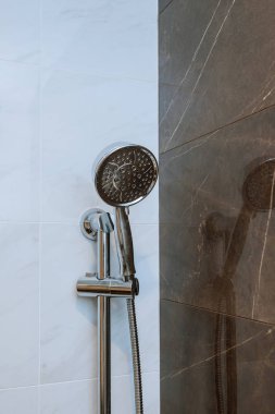 Banyoda yeni duş başlığı, yakın çekim duvar