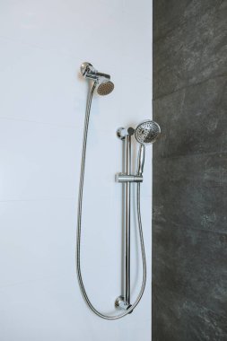 Özel banyoda duş başlığı