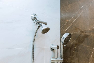 Yeni ev yapımı ile banyoda modern duş başlığı