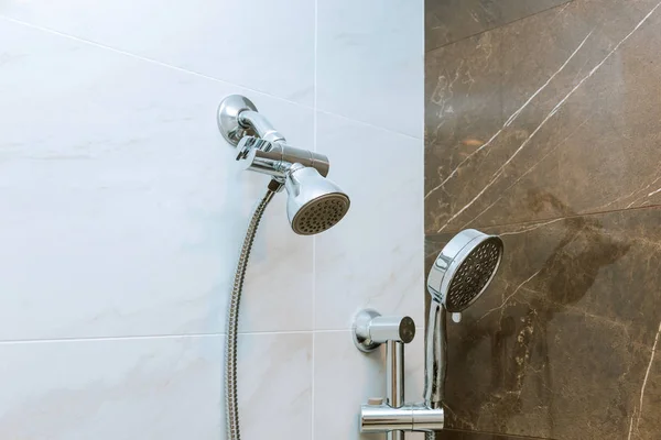 Soffione doccia moderno in bagno con nuova costruzione domestica — Foto Stock