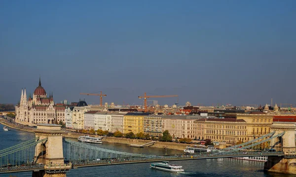 Panorama stadsbilden av Budapest med Kedjebron över Donau och det ungerska parlamentet i Pest City, Ungern, — Stockfoto