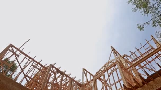 Nuova costruzione di trave casa di costruzione incorniciato il terreno — Video Stock