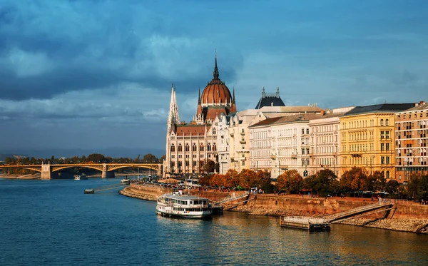 Budapeşte'de bir Tuna Nehri yaz aylarında Parlamento binası ve Margaret Köprüsü geçmiş — Stok fotoğraf