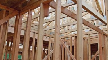 Mavi gökyüzü karşı yeni konut inşaatı evin çerçeveleme.