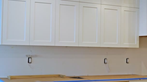 Home Improvement Küche Remodel Ansicht in einer neuen Küche installiert — Stockvideo