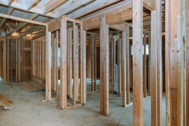 Yeni evin çerçeve kirişinin inşaatı ev çerçevesi