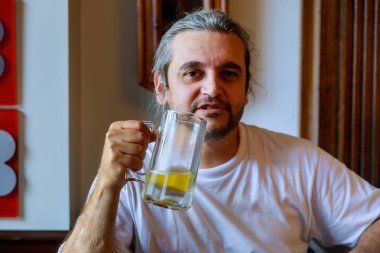 genç adam bira içme cam bock öğrenci veya alkollü olabilir.