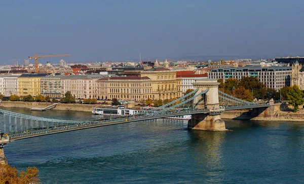 Budapeşte'de zincir köprü tepeden görünümü Tuna nehri. Şehrin genel panoraması — Stok fotoğraf