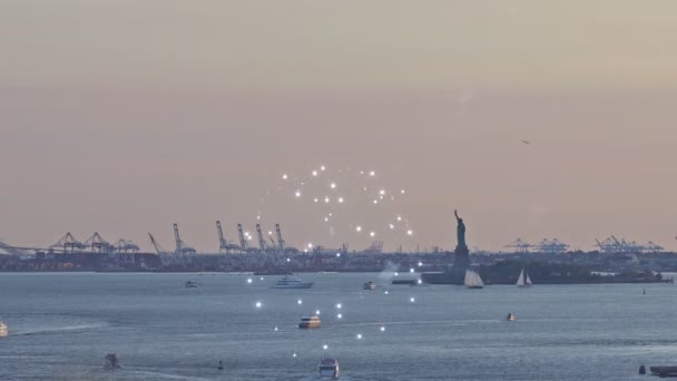 ニューヨーク独立記念日の日没背景マンハッタン島の花火 — ストック動画