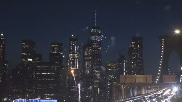 Fogos de artifício sobre o fundo do pôr do sol Ilha de Manhattan no Dia da Independência de Nova York — Vídeo de Stock