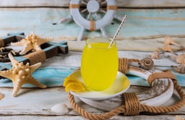 Yaz tatili ile mavi arka plan üzerinde Portakal suyu.