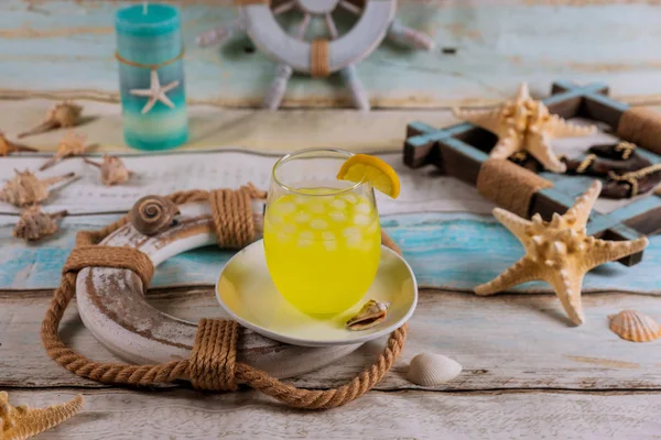 Kopya alanı ile mavi arka plan üzerinde limonata suyu. kavram yaz tatili. Düz yatıyordu.