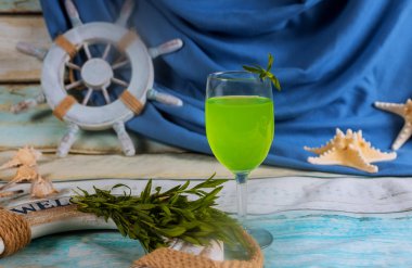 Kabukları ve denizyıldızı ile ferahlatıcı tarhun içecek. yaz arka plan konsepti.