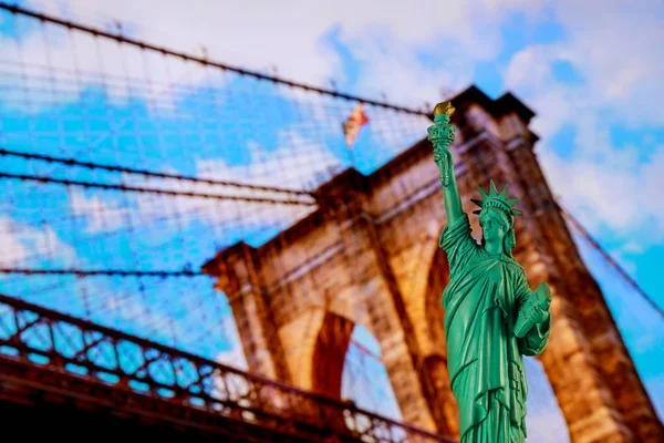 Socha svobody a brooklynského mostu s panoramatou města New York — Stock fotografie
