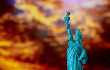 New York'ta Özgürlük Heykeli'nin muhteşem gün doğumu