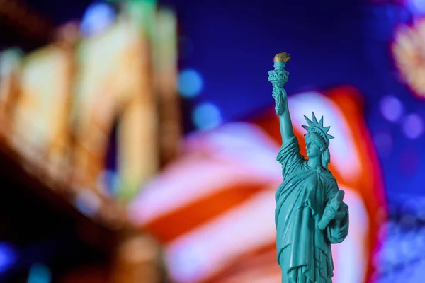 Statue of Liberty, United Stated flag Brooklyn Bridge background, New York, USA — Stock Photo, Image