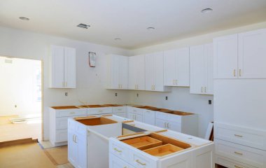 Modern mutfakta özel yeni yüklemek için hazırlanıyor