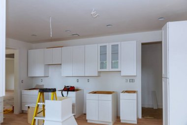 Klasik mutfak iç mekanları ve beyaz ahşap cepheler.