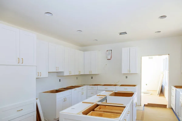 Instalación gabinete de cocina moderna de detalles de muebles . — Foto de Stock