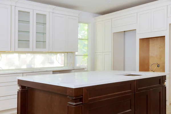 Blanco de los gabinetes de madera de la cocina con aspecto contemporáneo — Foto de Stock