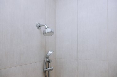 Banyoda modern duş başlığı ile banyo iç