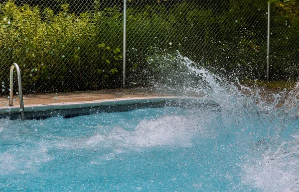 Bela água salpicante na piscina — Fotografia de Stock