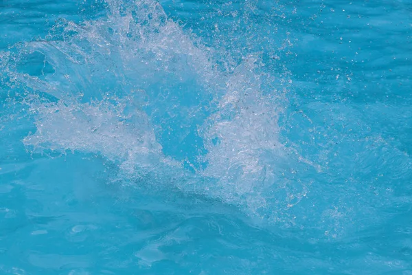 Druppels water over cirkels op het zwembad water drop en splash. — Stockfoto