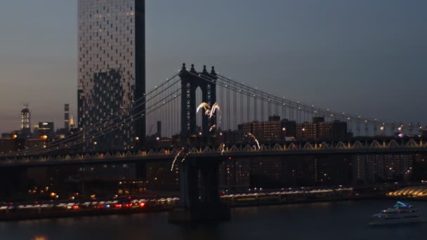 Increíbles fuegos artificiales brillantes Manhattan Bridge al atardecer desde la ciudad de Nueva York . — Vídeos de Stock