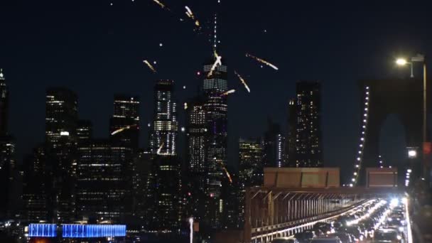 Fuegos artificiales sobre el fondo del atardecer Isla de Manhattan en el Día de la Independencia de Nueva York — Vídeos de Stock