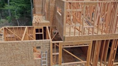 Şantiyede Ahşap Ev Çerçeveleme.