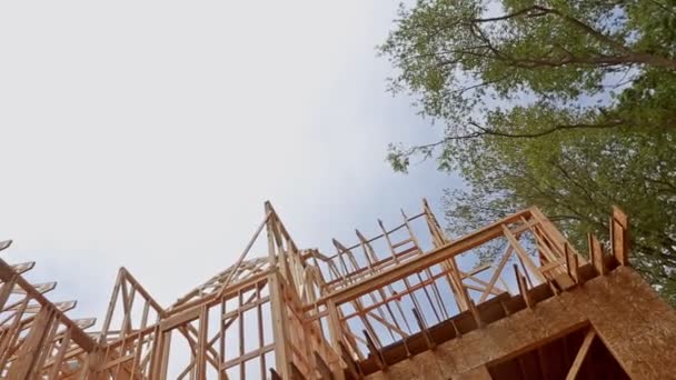 Νέα κατασκευή κατοικιών σπίτι πλαισιώνοντας μπλε ουρανό. — Αρχείο Βίντεο