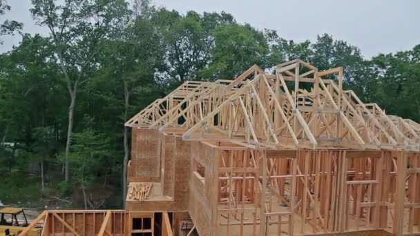 Marco de madera de la casa para una casa en progreso una nueva madera de desarrollo — Vídeo de stock