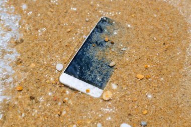 Telefon deniz arka plan suya düştü