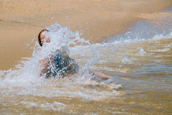 Enfant heureux courant dans les vagues pendant les vacances d'été sur la plage sur la côte de l'océan Petite fille apprenant à nager . — Photo