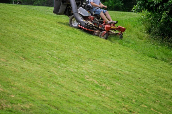 Proces van gazon maaien seizoen zonnige dag gazon maaien in de tuin. — Stockfoto