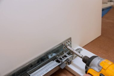 Mutfak mobilyaları montajında kullanılan mobilya aksesuarları için montaj menteşeleri