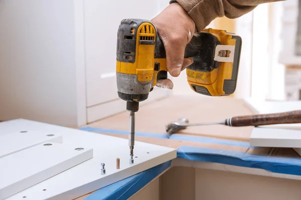 Scharnier Schubladen Montage bei der Montage von Flachpackmöbeln — Stockfoto