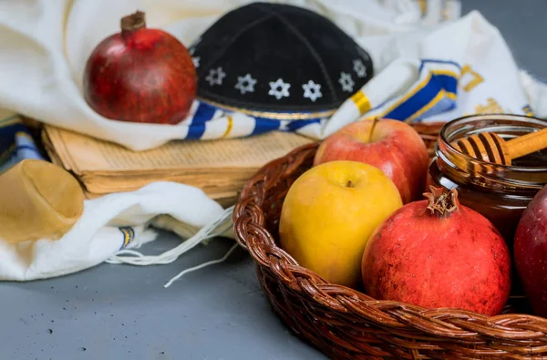 Rosh hashanah jewesh Urlaubskonzept - Shofar, Thora-Buch, Honig, Apfel und Granatapfel über Holztisch. eine Kippa a yamolka — Stockfoto