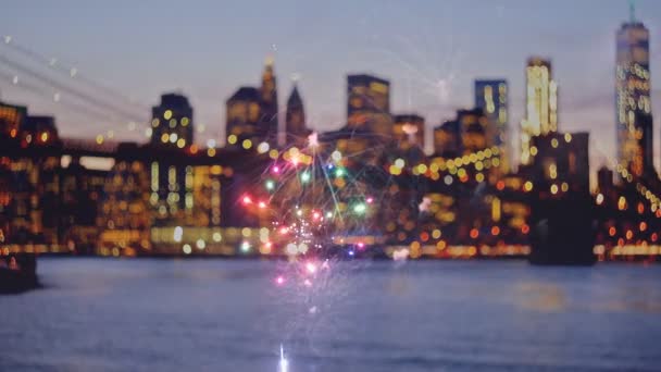 Feu d'artifice sur le coucher du soleil Manhattan île à New York Jour de l'indépendance vue aérienne ville lumières floues — Video