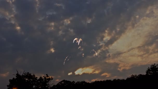 Fogos de artifício sobre o fundo do pôr do sol no Dia da Independência — Vídeo de Stock