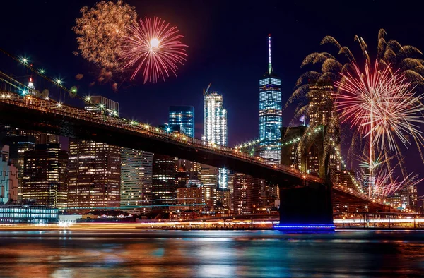 Brooklyn Bridge al atardecer en Nueva York Coloridos y vibrantes fuegos artificiales —  Fotos de Stock