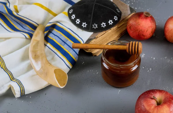 Яблука, гранат і мед для книги Рош Хашана Тора, кипа ямкока талісман — стокове фото